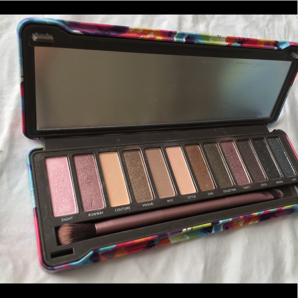 Eyeshadow palette • NATURAL OKALAN